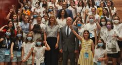 La ministra de Educaci�n, Pilar Alegr�a (en el centro) con las ni�as participantes en la iniciativa