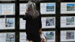 Una mujer mira los anuncios de viviendas disponibles en una inmobiliaria coru�esa