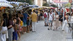 Animacin, puestos y motivos marineros son la tnica de las calles de Ribeira.