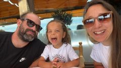 Romeo acompa�ado de su padre, Roberto Gonz�lez, y su madre, Luc�a Machota.