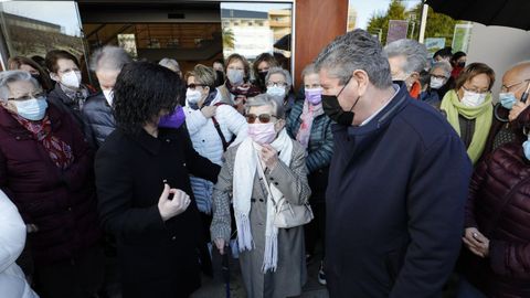 Gloria Gonz�lez, en el centro, el d�a que le dedicaron una calle en Burela, en 2022