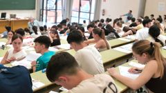 Alumnos, ante del comienzo de las pruebas, en un aula de la Facultad de Economía y Empresa, en el Campus de El Cristo.