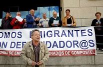 Emigrantes retornados se manifestaron ayer frente a la sede de la Agencia Tributaria. 
