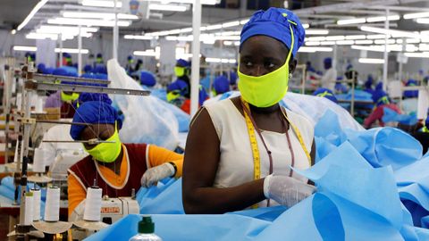 Trabajadoras de una empresa textil confeccionan ahora  mascarillas y equipos de proteccion en Nairobi, Kenia