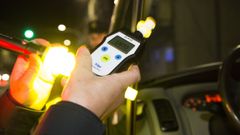 Imagen de archivo de un control de alcoholemia realizado en el casco urbano de Carballo.