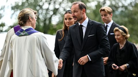 El rey Haakon de Noruega, la reina Sonja ?esposa del difunto rey Harald?, la princesa heredera Ingrid Alexandra y el pr�ncipe Sverre Magnus llegan a la iglesia de Asker para asistir a un servicio conmemorativo en memoria del difunto rey Harald.