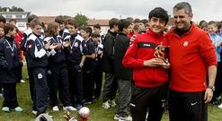 O xogador da EF Lal�n, Mart�n Lamas �Tibu� ao recibir o trofeo como mellor defensa.