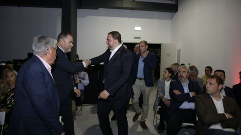 El presidente del Principado, Adri�n Barb�n, saluda al presidente de la C�mara de Comercio de Oviedo, Carlos Paniceres.