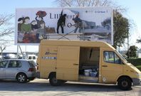 Los operarios cambiaron ayer el cartel del Cicri por el de la Festa do Marisco de este a�o. 