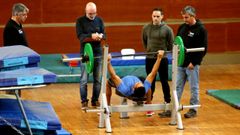 Dom�nguez, con una carpeta en las manos, durante un examen de acceso a los bomberos en el 2018. 