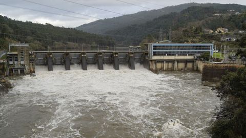 La presa de Frieira (Padrenda) es la �ltima del curso del r�o Mi�o, en el l�mite de las provincias de Ourense y Pontevedra.