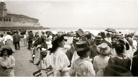 Paseantes en la playa de San Lorenzo hacia 1892