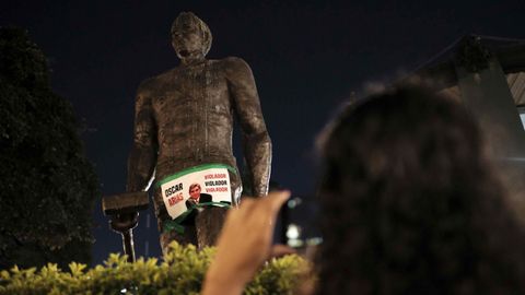 Grupos de manifestantes expresan su apoyo en las calles de San Jos�, capital de Costa Rica, a las mujeres que se atrevieron a denunciar al expresidente del pa�s