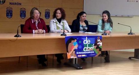 Las edilas de Igualdade y Participaci�n, una representante del colectivo, y una t�cnica de la fundaci�n.