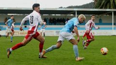 Lansade conduce el bal�n en la visita del Alondras.