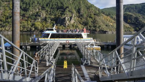 Catamarn con turistas en el embarcadero de Santo Estevo do Sil en el puente festivo de diciembre. 