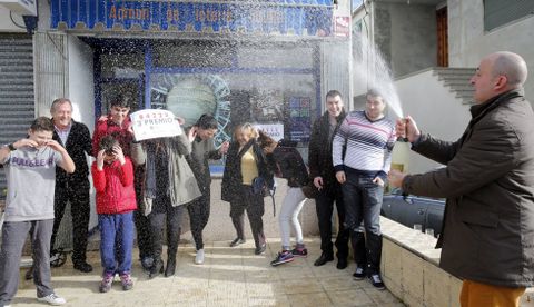 Los vecinos de Touro celebran el tercer premio en la Administraci�n de loter�a. 
