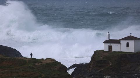 Oleaje en el entorno de la ermita de la Virxe do Porto, en Meir�s (Valdovi�o).