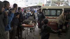 Las personas heridas en los ataques a�reos israel�es en el sur de Gaza llegan al Hospital Nasser en Khan Yunis, en el sur de la Franja de Gaza.