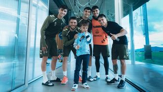 El pequeo Pablo, con Javi Rodrguez, Sergio Carreira, Yoel Lago, Miguel Romn y Franco Cervi, en Afouteza.