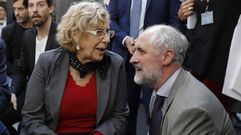 Carmena conversa con el coordinador general de la Alcald�a de Madrid, Luis Cueto
