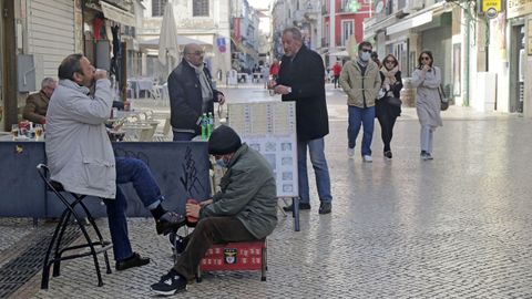 La poblaci�n local mantiene sus viejas costumbres en el centro de Lisboa