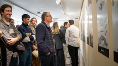 El alcalde de Xinzo, Amador D�az, mira los dise�os creados por los estudiantes de Arquitectura que se exponen en abril en la Casa da Cultura.