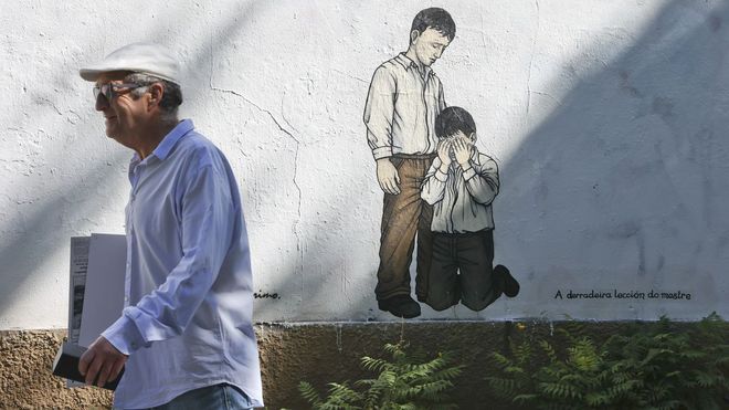 Obra �A derradeira lecci�n do mestre� del artista gallego Primo en Santiago