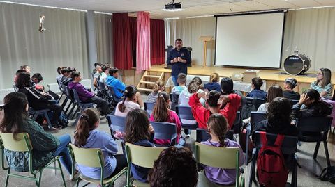 Charla de Percega en el instituto Pedra da Aguia de Camarias 