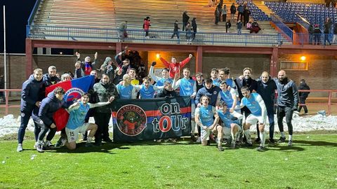 Los jugadores de la UD Ourense celebraron su triunfo en &Aacute;vila junto a sus seguidores