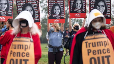 Activista vestidas como en la serie El cuento de la criada protestan ante el Capitolio por la confirmacin de la jueza Amy Coney Barrett