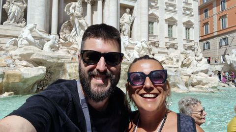 Hugo, con su vecina de Portonovo Asun, que se enteró del robo, estaba de vacaciones en Roma y enseguida le llamó para quedar y que se olvidase del percance.