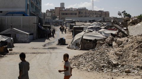 Niños palestinos desplazados caminan junto a tiendas de campaña en Jan Yunis, al sur de la Franja de Gaza,este 5 de octubre.