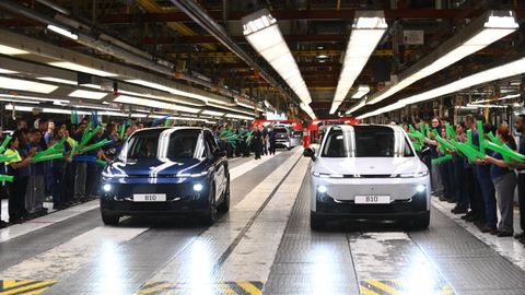Dos coches durante el inicio oficial de la producci�n de Leapmotor en la planta de Stellantis de Zaragoza