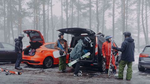 Manzaneda abre la temporada de esqu�.Uno de los grupos que disfrut� del primer d�a de esqu� de la temporada.