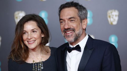 El realizador Todd Phillips, autor del filme �Joker�, y su compa�era, la fot�grafa Alexandra Kravetz, a su llegada al Royal Albert Hall 