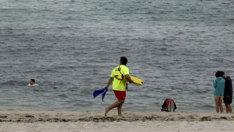 Imagen de archivo de un socorrista en la playa de Riazor
