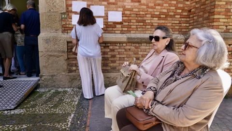 Dos se�oras esperando su turno para votar en M�laga.