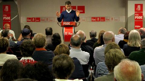 Jos� Mar�a P�rez, ante militantes del PSOE de Gij�n, en la Casa del Pueblo