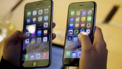 Un cliente sostiene el iPhone 6 y el iPhone 6 Plus en la tienda de Nueva York.