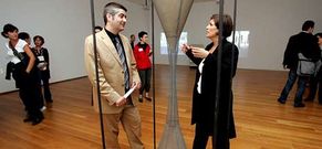 Carlota �lvarez Basso (derecha) dej� la direcci�n del Marco a mediados del 2005 y fue sustituida por I�aki Mart�nez Antelo (izquierda).