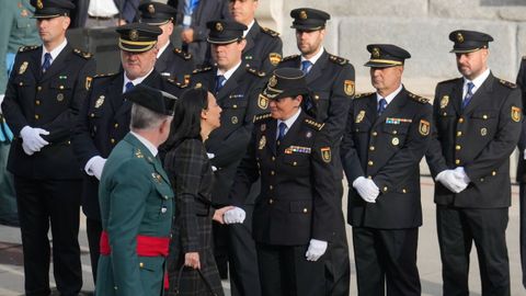 La directora de la Guardia Civil, Mercedes Gonzlez (2i), a su llegada a la celebracin del Da de la Constitucin