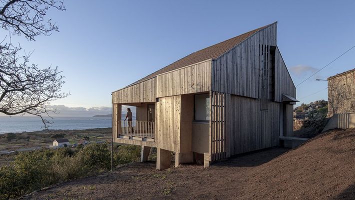 Ejemplo de un edificio construido en madera en Carnota