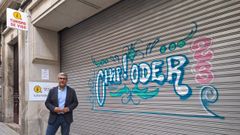 Miguel Mart�n junto a la oficina de turismo que estaba en L�pez de Neira