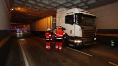 Bomberos de A Coru�a ayudando a sacar el cami�n del t�nel de Juana de Vega
