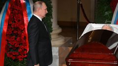 Putin, en la capilla ardiente del ultranacionalista Vladimir Yirinosvki