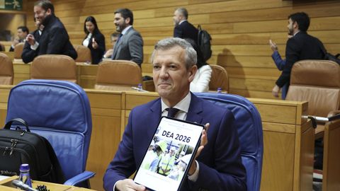 Alfonso Rueda, en su esca&ntilde;o del Parlamento, durante el debate sobre el estado de la autonom&iacute;a.