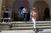 <span lang= es-es >Fin del aislamiento</span>. La concejala Mar�a Jos� Varela sale junto a otras personas despu�s de terminar la cuarentena. A la derecha, un especialista de la guardia civil saca una bolsa negra con el sobre sospechoso, que ser� analizado.