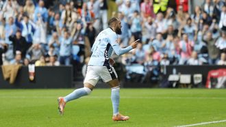 Borja Iglesias celebra su gol de penalti ante el Valencia.