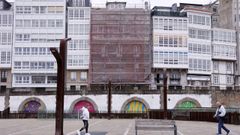 El edificio est� cubierto por redes y andamios